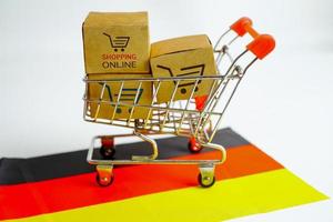 online-shopping, einkaufswagenbox auf deutschlandflagge, import export, finanzhandel. foto