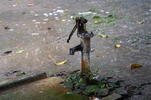 handbetriebene Wasserpumpe, verrostet und vergessen foto