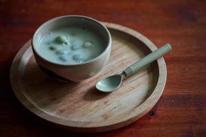 thailändisches Konfekt mit buntem Kugelmehl. thailändische Klebreisbällchen in cremigem Kokosmilchsirup. berühmtes thailändisches dessert bualoy foto