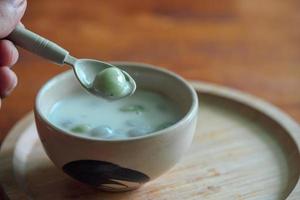 thailändisches Konfekt mit buntem Kugelmehl. thailändische Klebreisbällchen in cremigem Kokosmilchsirup. berühmtes thailändisches dessert bualoy foto