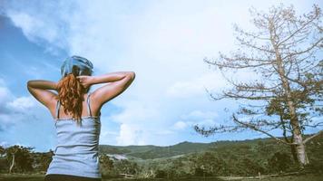 frauen entspannen berg natur glücklich, gesundes klima. bergnaturdie sonne geht morgens auf dem berg auf. foto