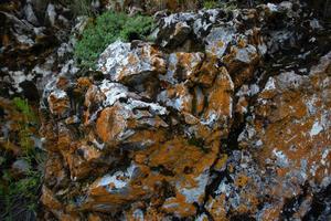 Rock-Nahaufnahme mit Gras und blauem Himmel foto