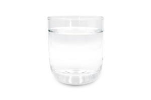 Glas Trinkwasser isoliert auf weißem Hintergrund mit Beschneidungspfad.