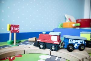 Holzeisenbahn Spielzeug auf blauem Tupfenhintergrund. foto