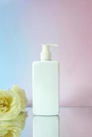 Mockup weißer Kunststoffschlauch für Feuchtigkeitscreme, Lotion, Gesichtsreiniger oder Shampoo auf verschmierter Creme. foto