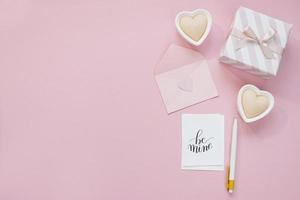Happy Valentinstag Zusammensetzung. leeres grußkartenmodell, geschenkboxen, herzen, konfetti auf rosa hintergrund foto