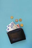 Brieftasche und Euro-Geld. geschäft, finanzen, sparen, bankkonzept. Platz kopieren. Hintergrund für Wirtschaftsnachrichten. foto