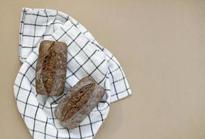 frisch gebackenes Brot. Laib Mehrkornbrot foto