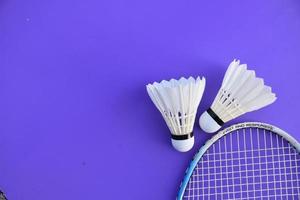 Isolierte weiße cremefarbene Badminton-Federballfeder, für Badmintonsport. foto