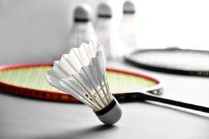 Badminton-Sportgeräte, Federbälle, Schläger, Griff, auf dem Boden des Indoor-Badmintonplatzes. foto