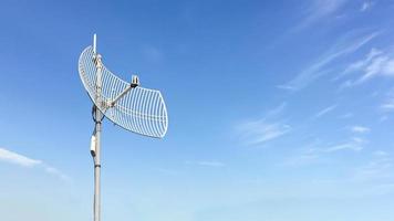 Outdoor-Internet-WLAN-Empfänger und Repeater-Antenne auf dem Dach des Gebäudes mit klarem Bluesky-Hintergrund. foto