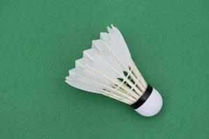 Isolierte weiße cremefarbene Badminton-Federballfeder, für Badmintonsport. foto
