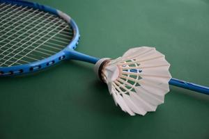 Badminton-Sportgeräte, Federbälle, Schläger, Griff, auf dem Boden des Indoor-Badmintonplatzes. foto