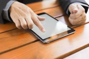 digitaler Tablet-Computer mit isoliertem Bildschirm in männlichen Händen