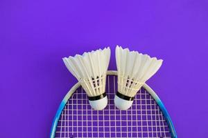 Badmintonschläger und weißer Federball auf dunklem Hintergrund. foto
