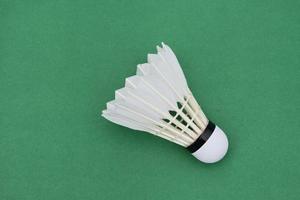 Isolierte weiße cremefarbene Badminton-Federballfeder, für Badmintonsport. foto