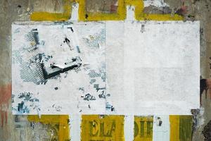 abstraktes zerrissenes papierplakat an der wand für hintergrundtextur. das grobe Muster des Street-Art-Materials. ruiniertes plakatplakat für straßengestaltungselement.