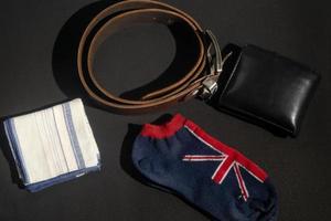 Freizeitoutfits für Herren mit Lederaccessoires. Mode-Lifestyle-Fotokonzept foto