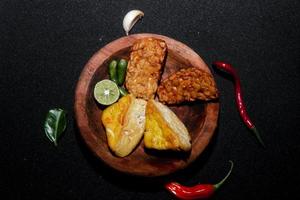 gebratener Tofu und Tempeh. traditionelles indonesisches lebensmittelfotokonzept foto