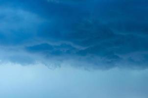 dunkle Wolken und Himmel bei Sturm und Regen in der Monsunzeit. foto