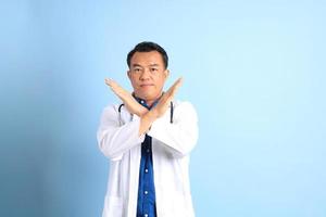 leitender asiatischer Arzt foto