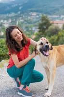 Eine Frau geht mit einem Schäferhund spazieren foto