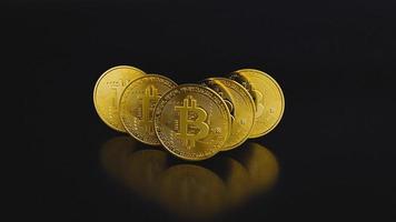 Bitcoin digitale Währung. kryptowährung btc das neue virtuelle geld nahaufnahme 3d-rendering von goldenen bitcoins auf schwarzem hintergrund foto