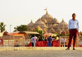 indischer junger mann mit akshardham-tempel delhi foto