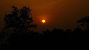 Sonnenuntergang am Abend mit orangefarbenem Effekt foto