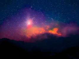 Milchstraße und rosa Licht in den Bergen. nacht bunte landschaft. Sternenhimmel mit Hügeln. schönes Universum. Weltraumhintergrund mit Galaxie. Reisehintergrund foto