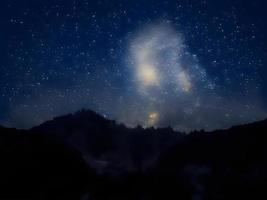 Nachtlandschaft Berg und Milchstraße Hintergrund unsere Galaxie, Langzeitbelichtung, schwaches Licht foto