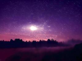 Milchstraße und rosa Licht in den Bergen. nacht bunte landschaft. Sternenhimmel mit Hügeln. schönes Universum. Weltraumhintergrund mit Galaxie. Reisehintergrund foto