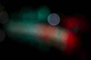 abstrakte Bokeh-Lichteffekte in der Nacht. schwarzer hintergrund mit bunten lichteffekten. Hintergrund mit unscharfen Bokeh-Effekten. abstrakte Hintergrundtextur foto