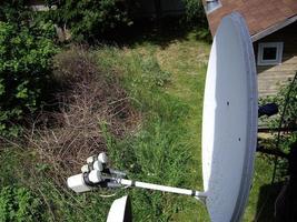 Satellitenanlage zum Empfang eines Fernsehsignals im Haus foto