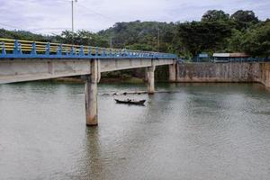 Brücke mit dem Boot darunter foto