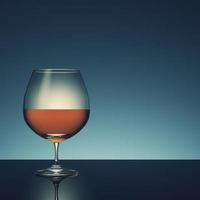 Glas mit Alkohol auf dunklem Hintergrund. foto