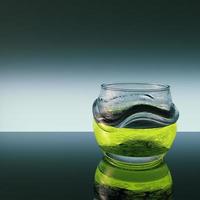 Glas mit grüner Flüssigkeit foto