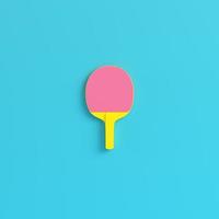 Gelber Ping-Pong-Schläger auf hellblauem Hintergrund in Pastellfarben. Minimalismus-Konzept foto
