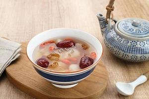Pfirsichgummi, traditionelles chinesisches Getränk, das Pfirsichgummi, Vogelnest, rote Datteln, Schneepilz, Goji-Beere und Kandiszucker enthält.