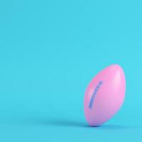Pink American Football Ball auf hellblauem Hintergrund in Pastellfarben foto