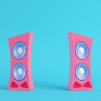 pinkfarbener Lautsprecher im Cartoon-Stil auf hellblauem Hintergrund in Pastellfarben foto