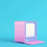 rosa Retro-Computer auf hellblauem Hintergrund in Pastellfarben foto