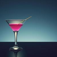 Cocktail mit Zahnstäbchen auf dunklem Hintergrund. foto