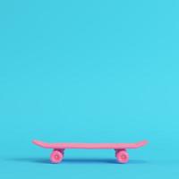 rosa Low-Poly-Skateboard-Deck auf hellblauem Hintergrund in Pastellfarben foto