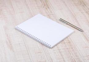 leeres weißes Notizbuch auf dem Schreibtisch