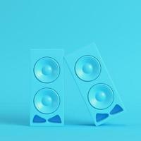 Stereolautsprecher auf hellblauem Hintergrund in Pastellfarben foto