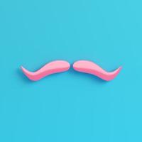rosafarbener falscher Schnurrbart auf hellblauem Hintergrund in Pastellfarben foto