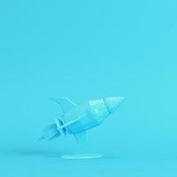 Rakete mit Ständer auf hellblauem Hintergrund in Pastellfarben. Minimalismus-Konzept foto