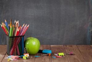 Schul- und Büromaterial und Apfel