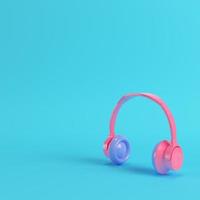 rosa Kopfhörer auf hellblauem Hintergrund in Pastellfarben foto